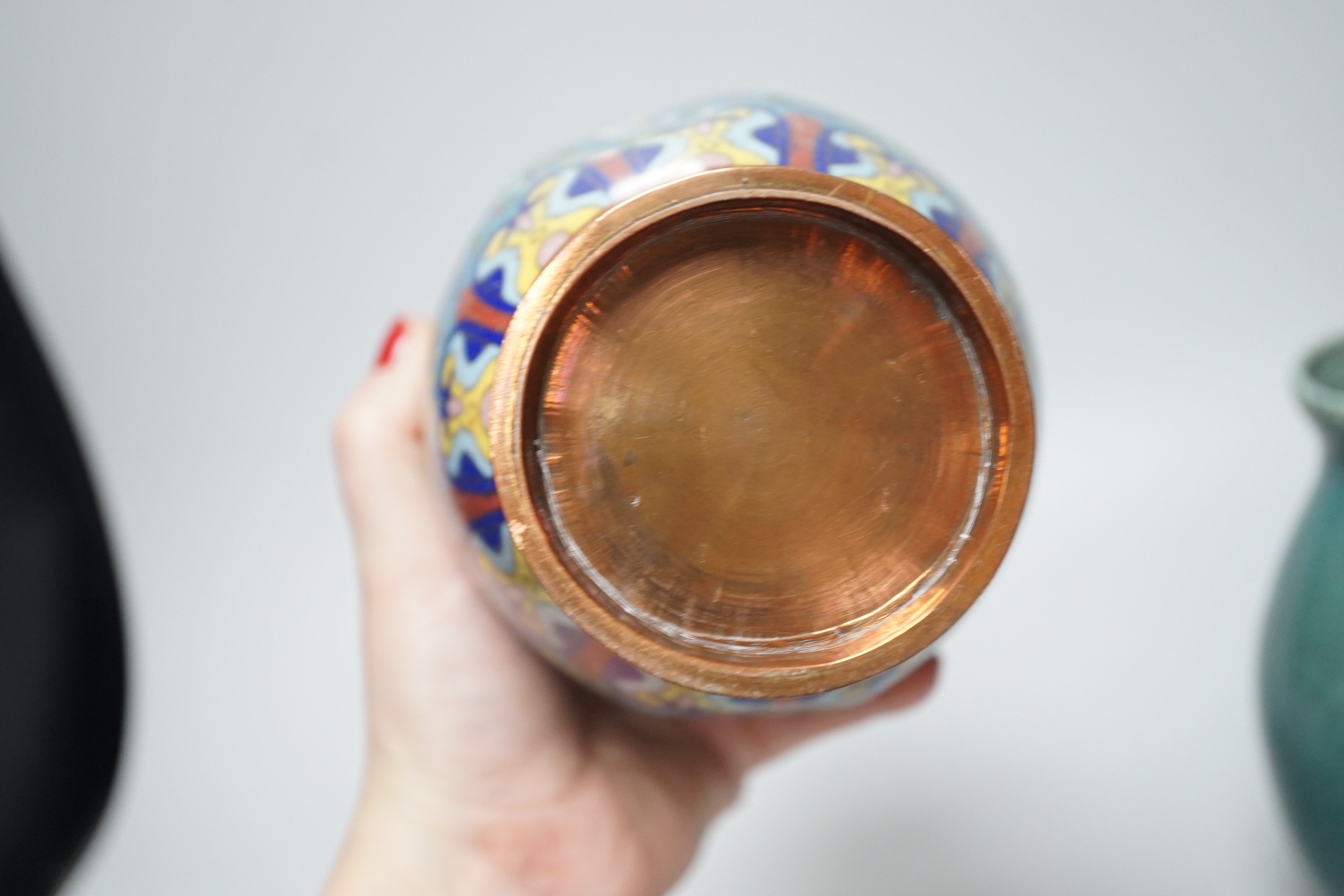 A selection of Oriental ceramics, to include a Chinese pink enamelled export teapot and matching tea bowls, a cloisonné blue ground vase, and a blue Japanese crackle glaze, (5). Tallest 23cm